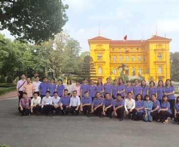 Đoàn viên thanh niên VKS Hà Nội viếng lăng Bác và tham quan Khu Di tích Chủ...